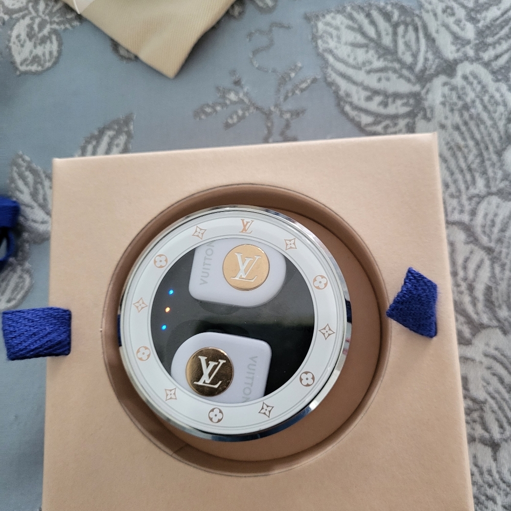 Louis Vuitton earbuds - Picture 4 of 4